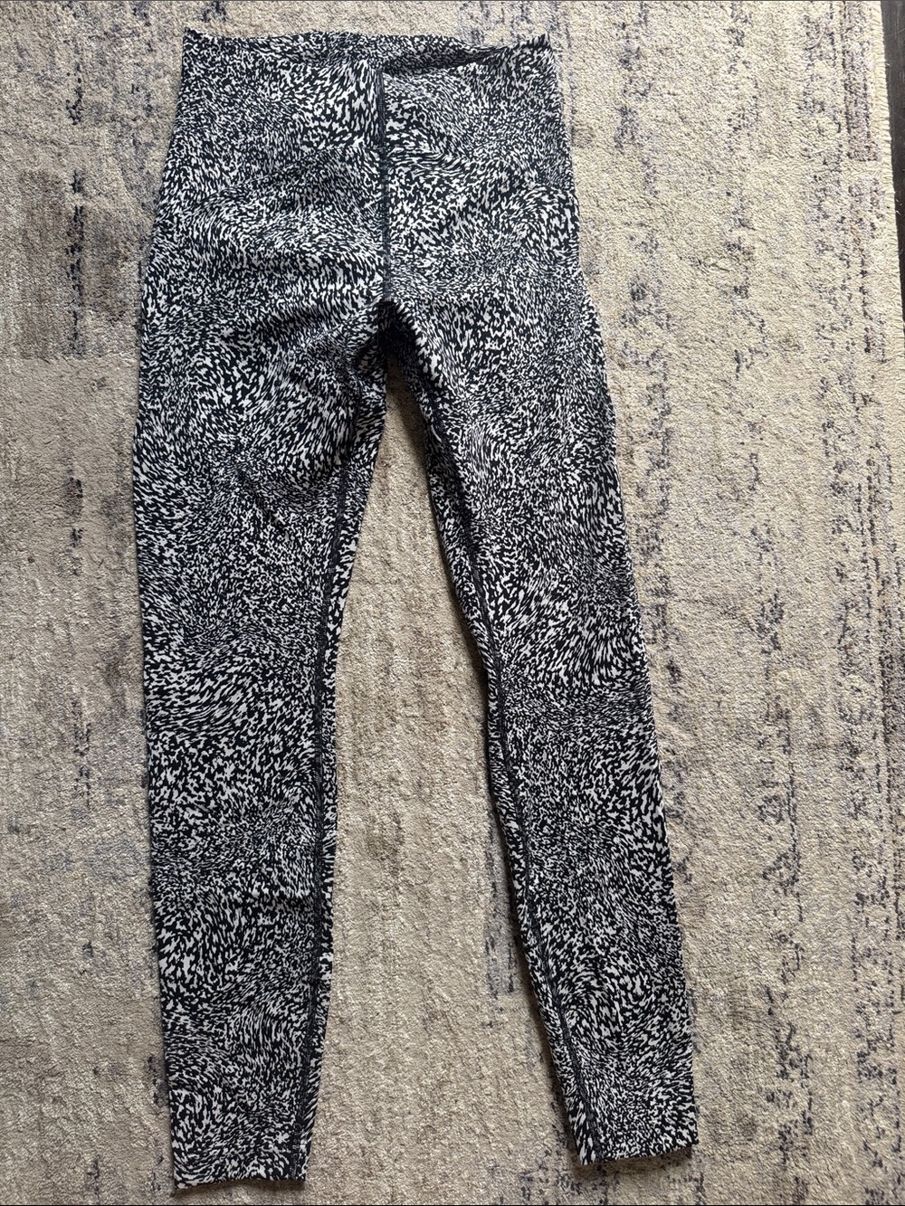 Lululemon InStill High-Rise Black & White Patterned Tight 28”